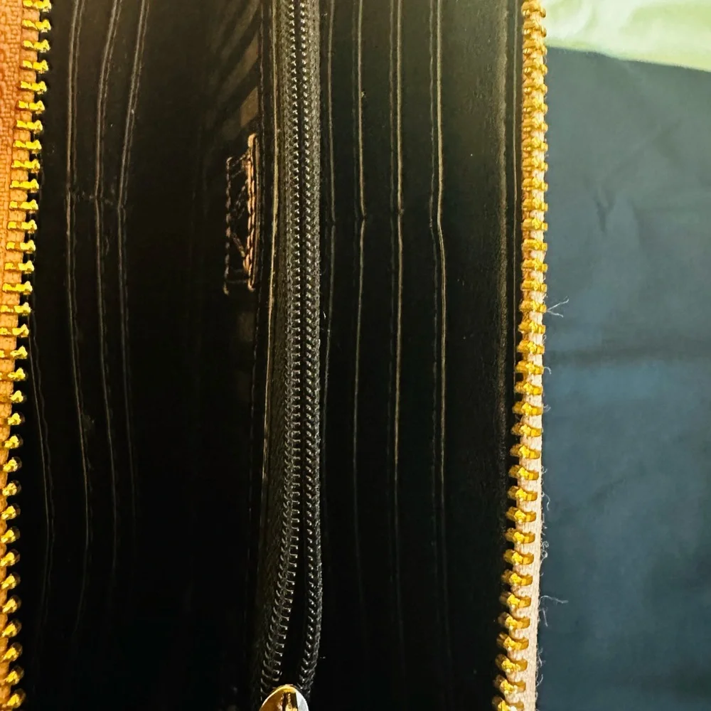 Victoria’s Secret V-Quilt Continental Wallet - Picture 5 of 7